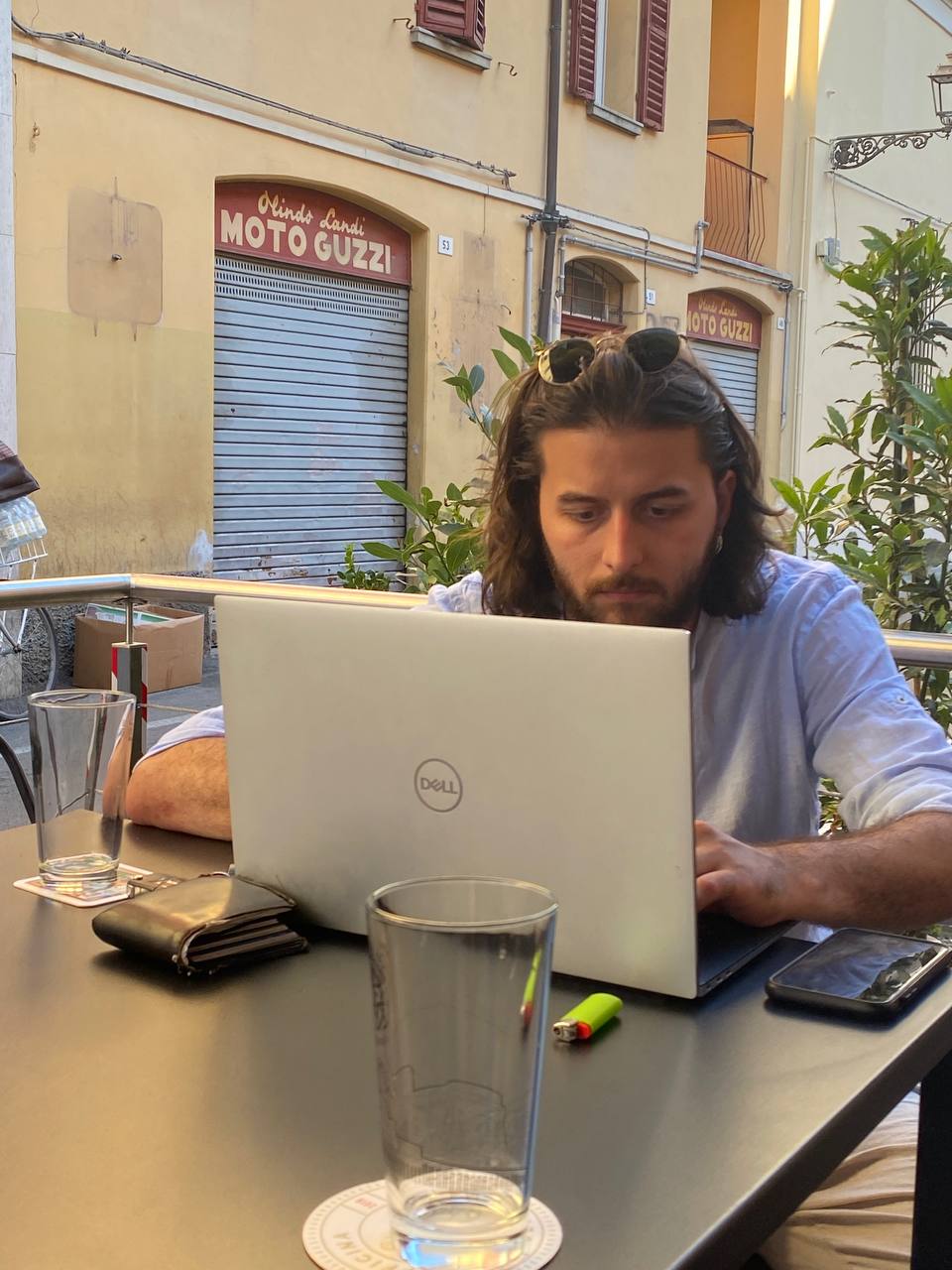 Matteo al lavoro, al computer