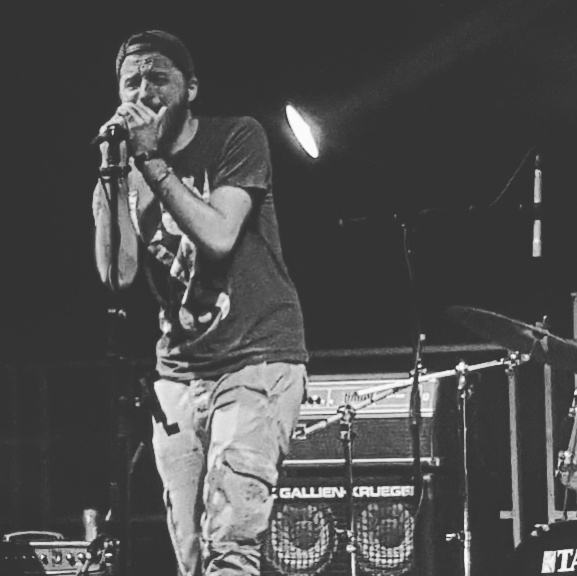 Matteo canta sul palco
